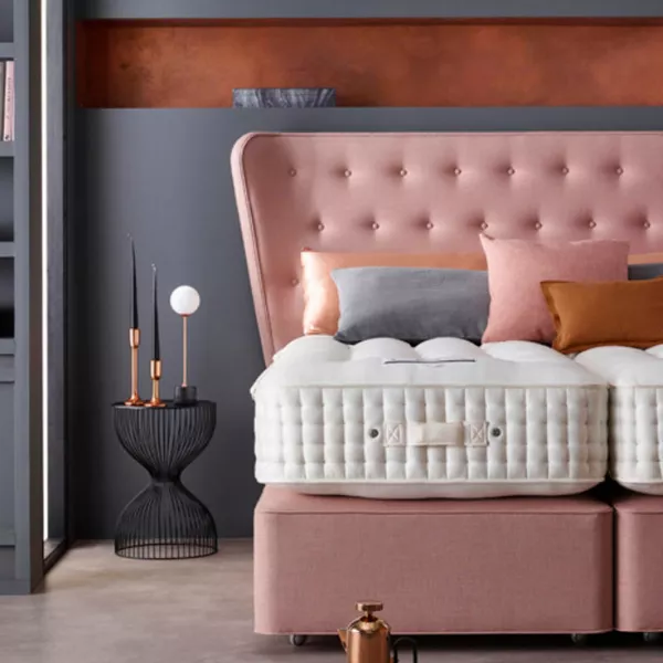 Bed base supporting a mattress